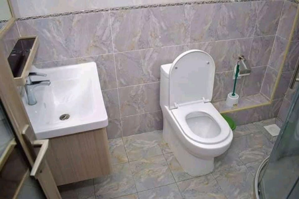 Standard Single Room | Bathroom | Shower, rainfall showerhead, towels, toilet paper