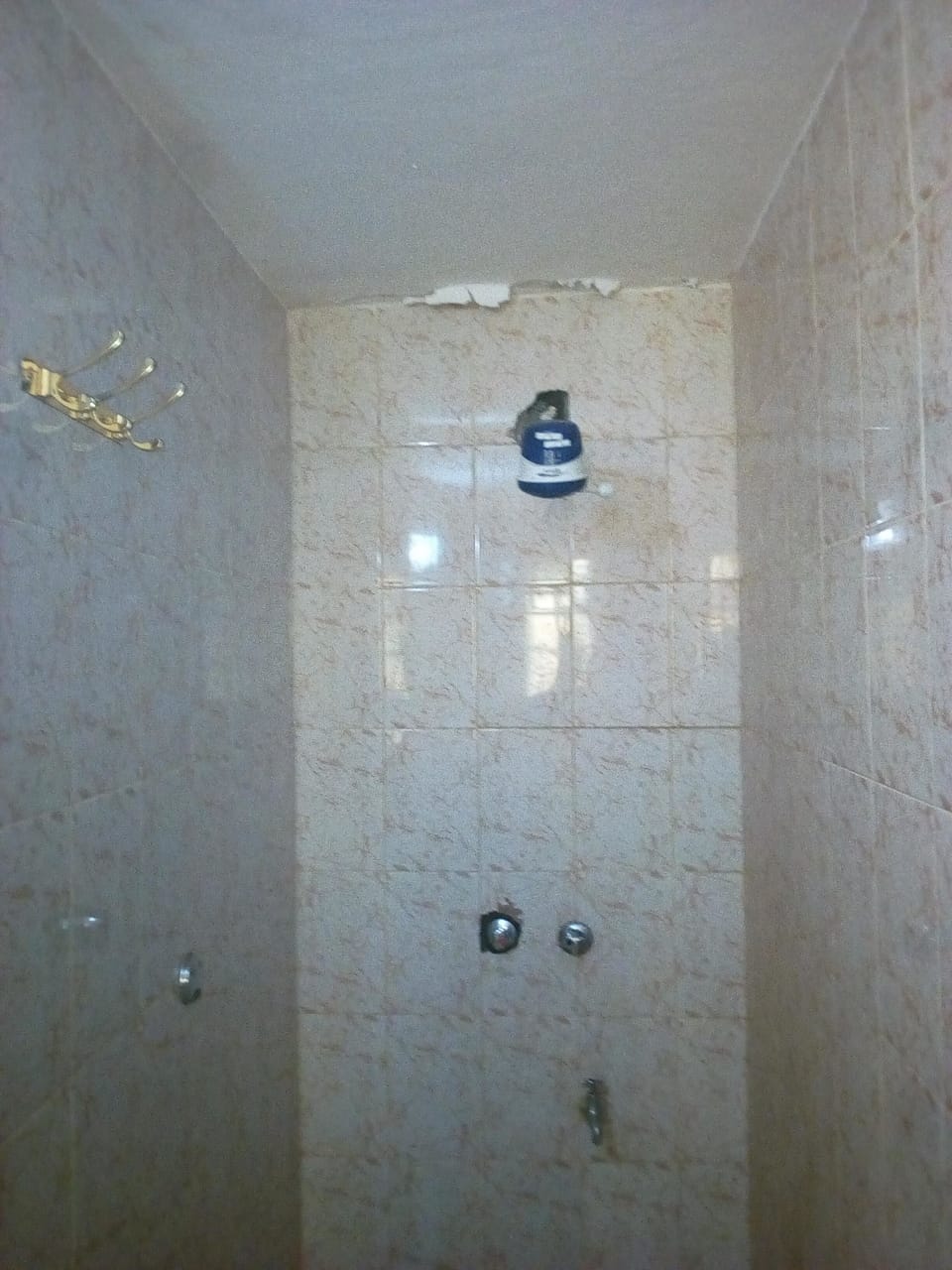 Single Room | Bathroom | Shower, rainfall showerhead, slippers, towels