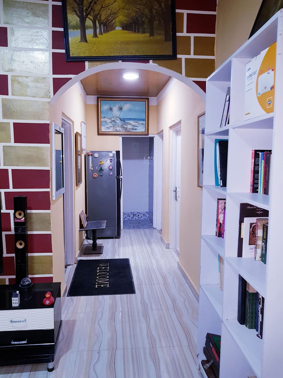 The archway leading to the
toilet and bathroom with a spacious basin frontage!