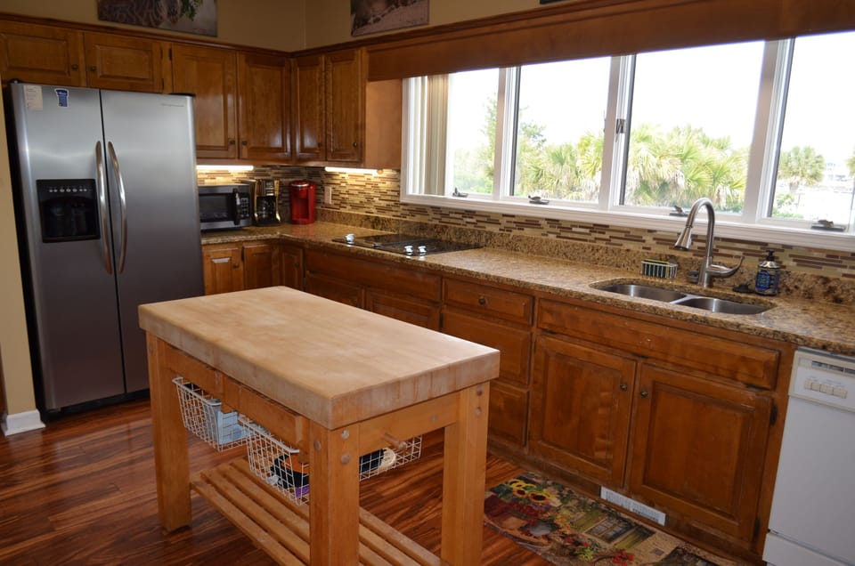 Granite Countertops & Stainless Appliances