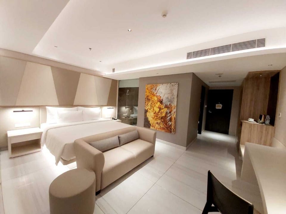 Premier Suite | Minibar, in-room safe, desk, iron/ironing board