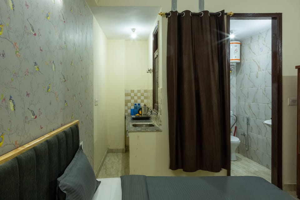 Deluxe Studio, 1 King Bed, Smoking, Kitchenette | Blackout drapes, iron/ironing board, rollaway beds, free WiFi