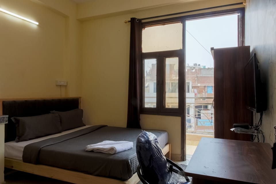 Deluxe Studio, 1 King Bed, Smoking, Kitchenette | Blackout drapes, iron/ironing board, rollaway beds, free WiFi