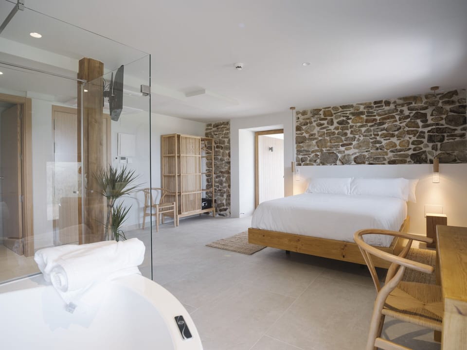 Standard Room | Hypo-allergenic bedding, down comforters, memory foam beds, in-room safe