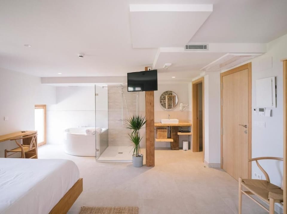 Standard Room | Hypo-allergenic bedding, down comforters, memory foam beds, in-room safe