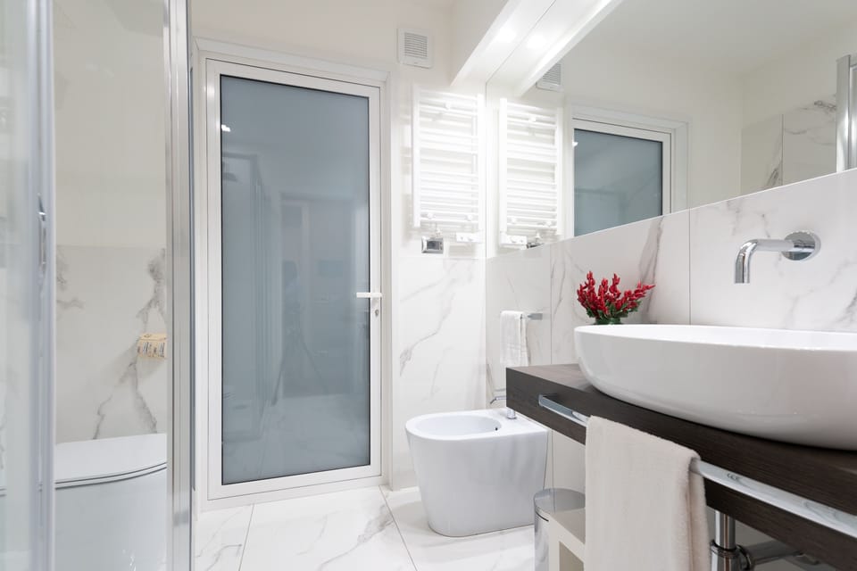 Junior Studio Suite | Bathroom | Shower, rainfall showerhead, free toiletries, hair dryer