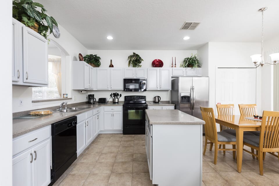Well equipped kitchen for home cooked meals or takeaway dining.