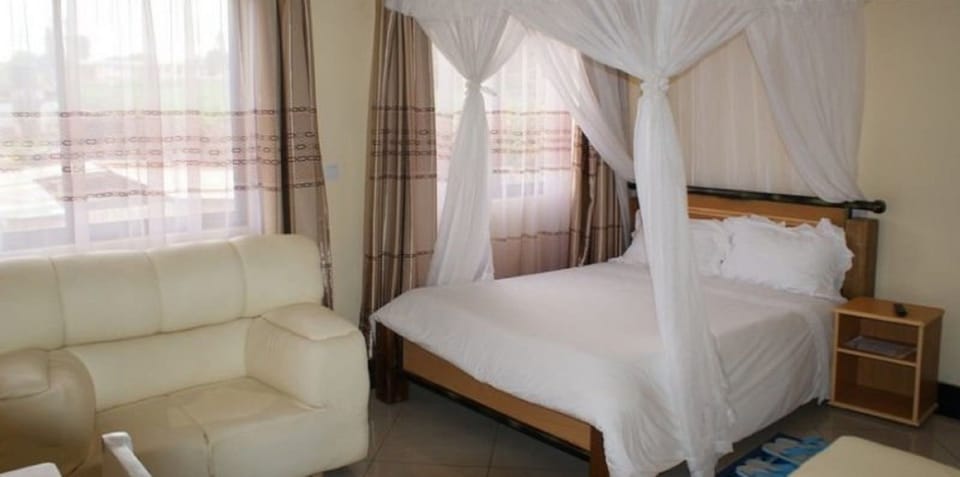 Deluxe Room | Desk, laptop workspace, blackout drapes, soundproofing