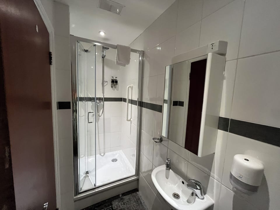 Apartment | Bathroom | Free toiletries, hair dryer, towels