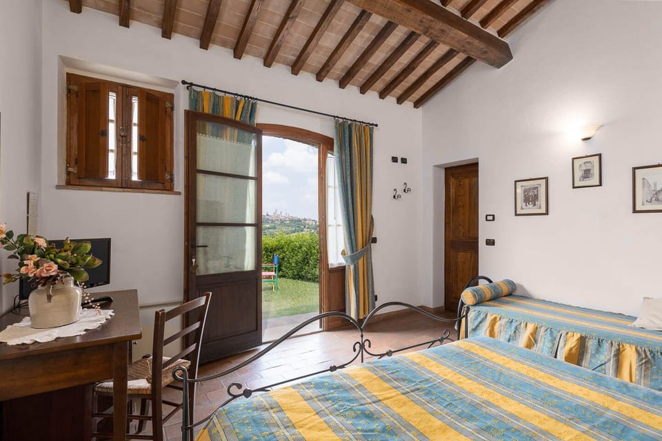 Triple Room | Desk, free WiFi