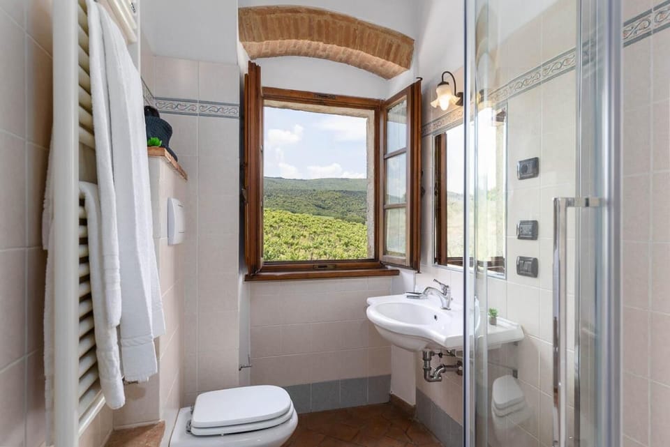 Shower, free toiletries, hair dryer, bidet