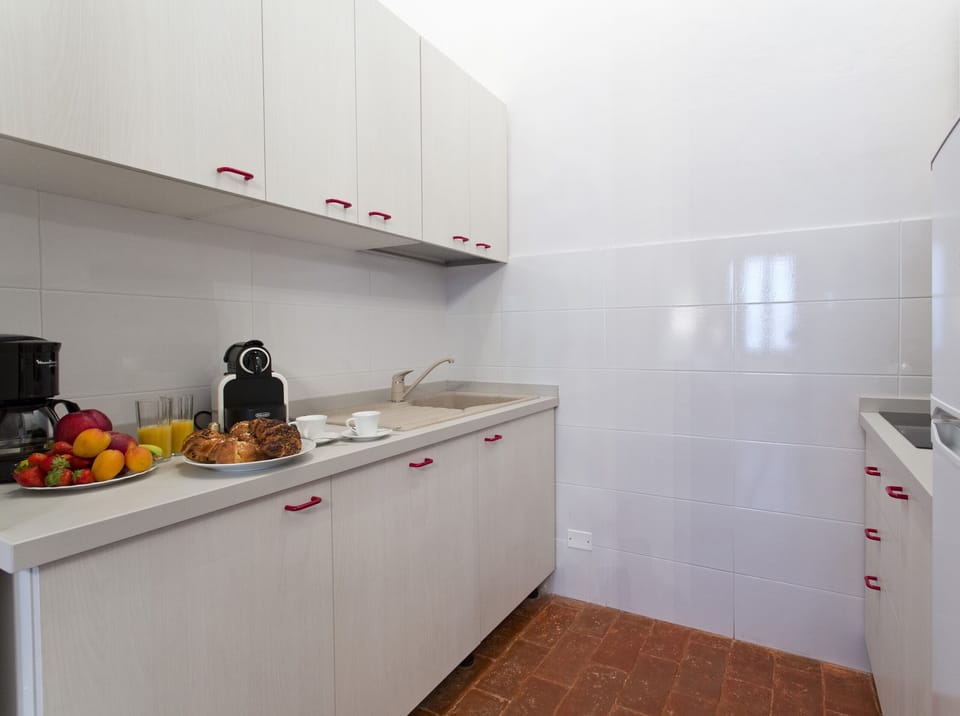 Full-size fridge, microwave, oven, stovetop