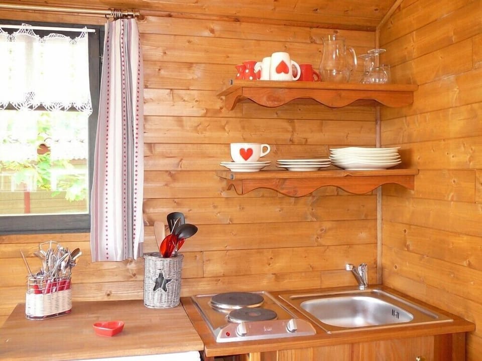 Room Roulotte Trailer | Private kitchenette | Fridge, microwave, stovetop, electric kettle