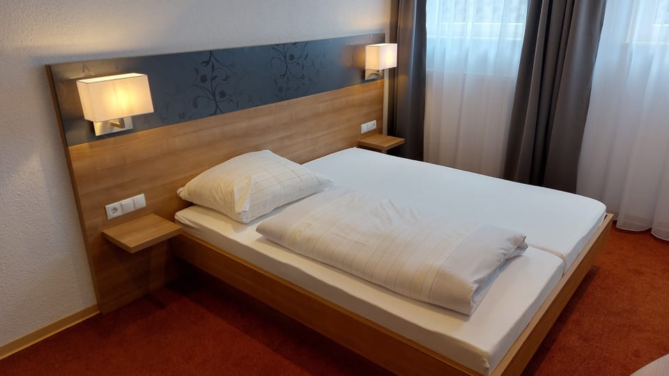 Business Double Room, Balcony | Laptop workspace, soundproofing, iron/ironing board, free WiFi