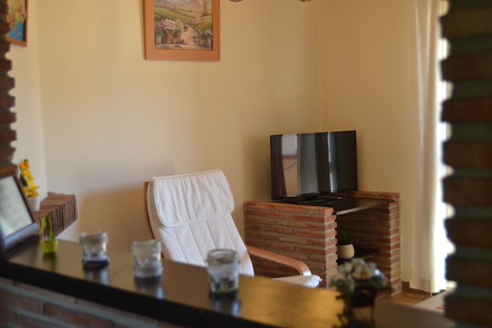 House, 2 Bedrooms, Smoking, Balcony | Dining