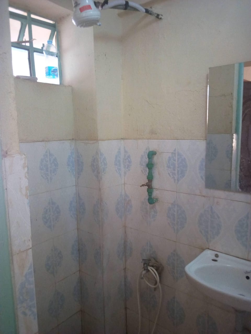 Single Room | Bathroom | Shower, rainfall showerhead, free toiletries, towels