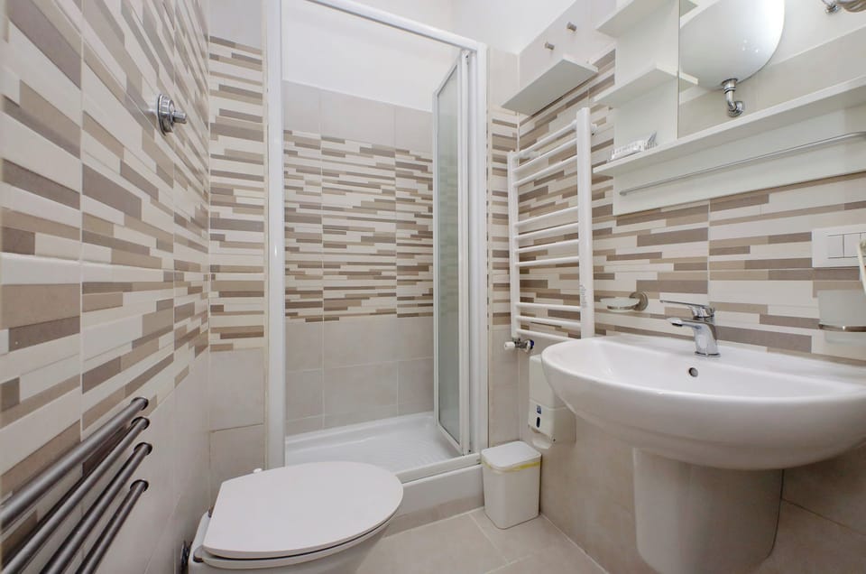 Comfort Triple Room | Bathroom | Shower, rainfall showerhead, hair dryer, bidet
