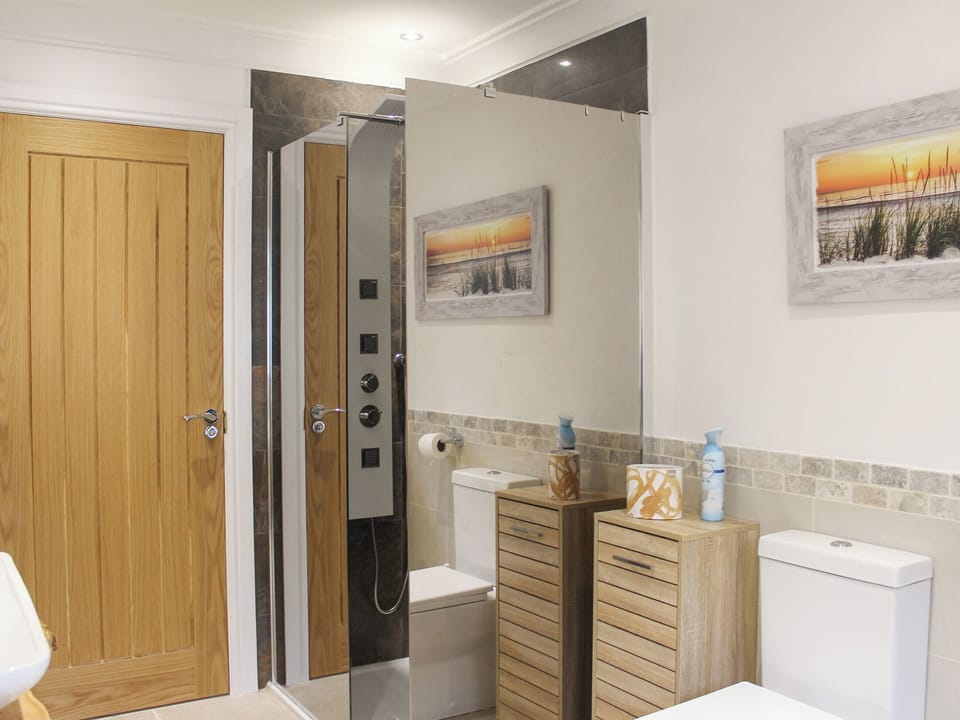 Well presented shower room | Rhunahaorine Cottage, Tayinloan, near Tarbert