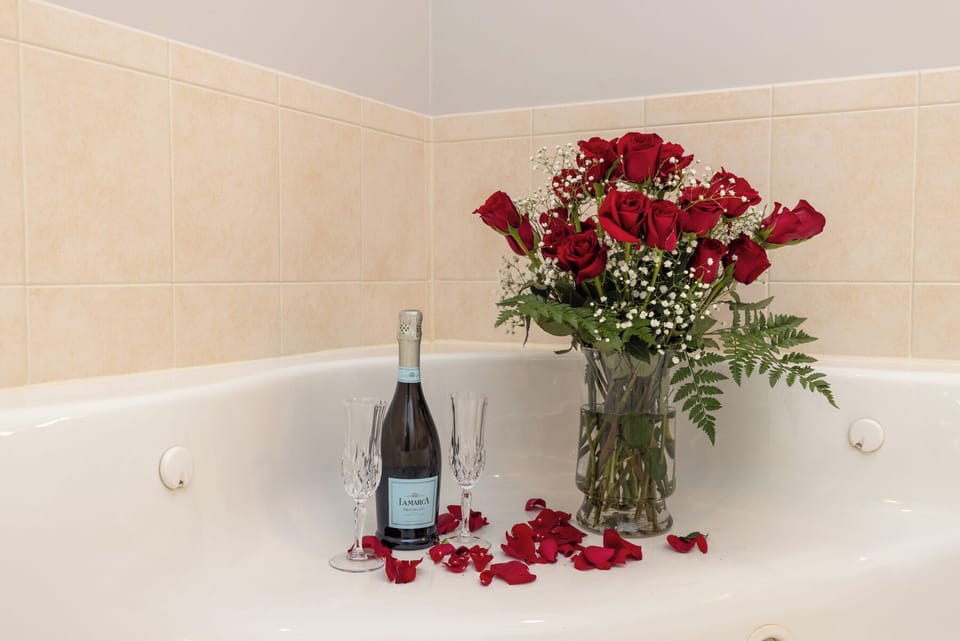 Jetted Tub Room One King Bed | Jetted tub