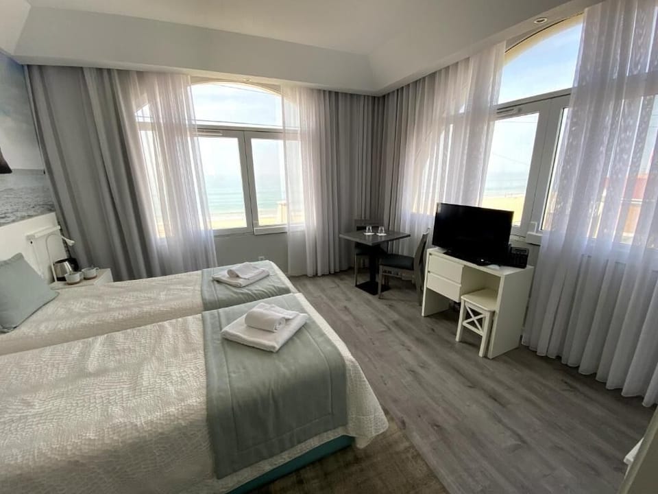 Premium Twin Room | Memory foam beds, minibar, in-room safe, desk