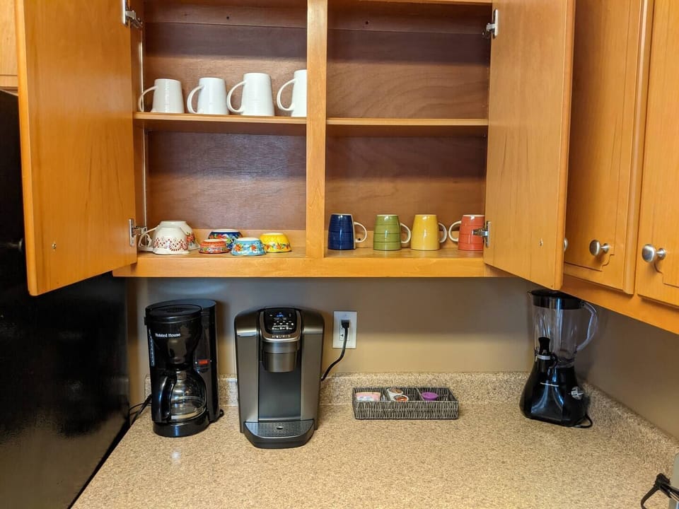 Full Kitchen, Coffee Maker, Keurig, Waffle Maker, Toaster Oven, Dishwasher...