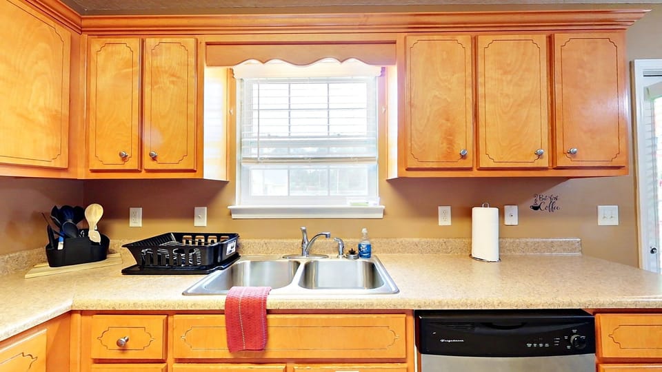 Full Kitchen, Coffee Maker, Keurig, Waffle Maker, Toaster Oven, Dishwasher...
