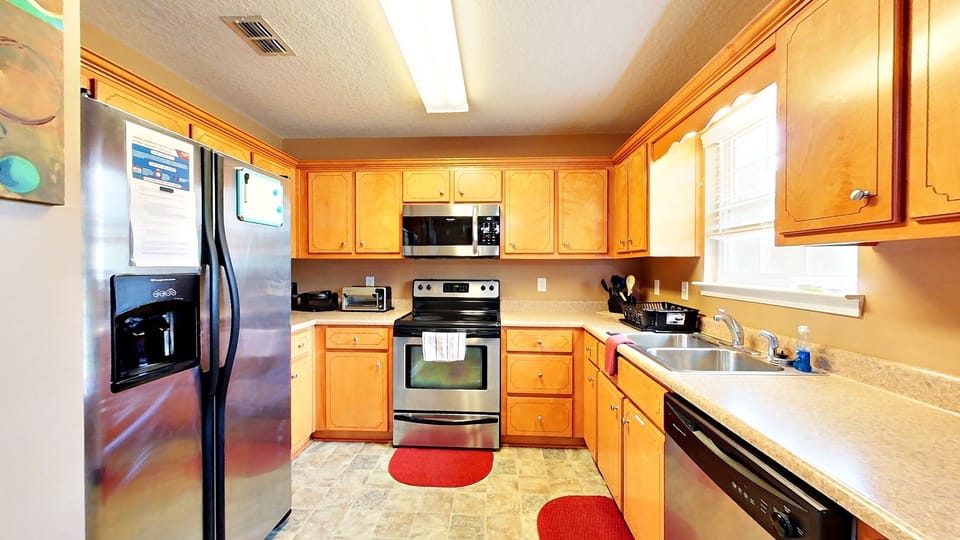 Full Kitchen, Coffee Maker, Keurig, Waffle Maker, Toaster Oven, Dishwasher...