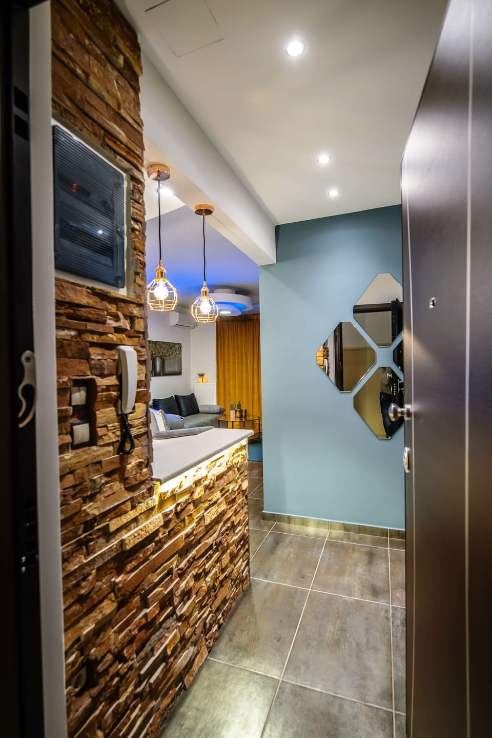 The entrance of the apartment 