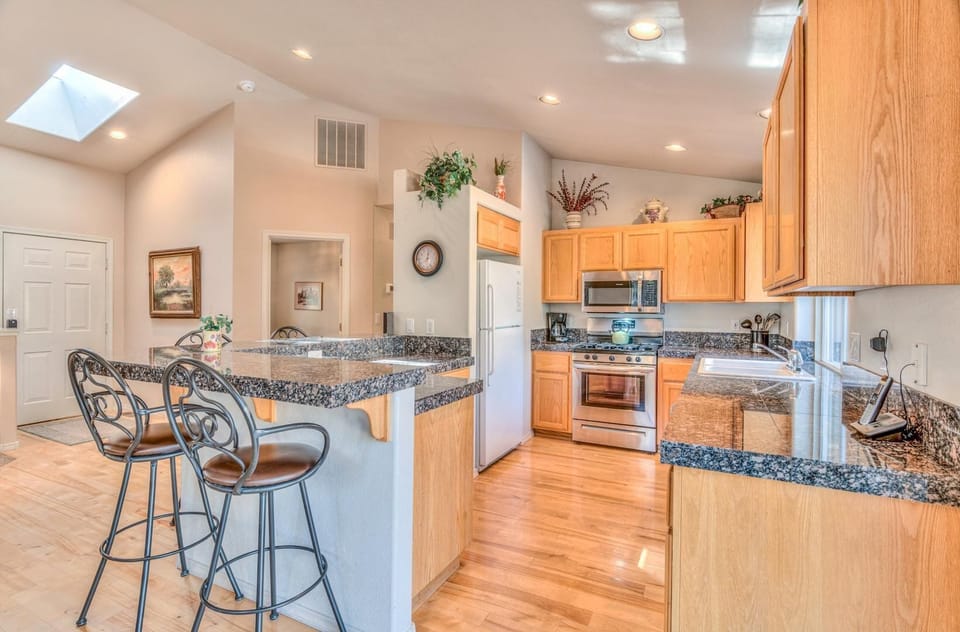 House, 2 Queen Beds (Ollalie - Unit 7) | Private kitchen