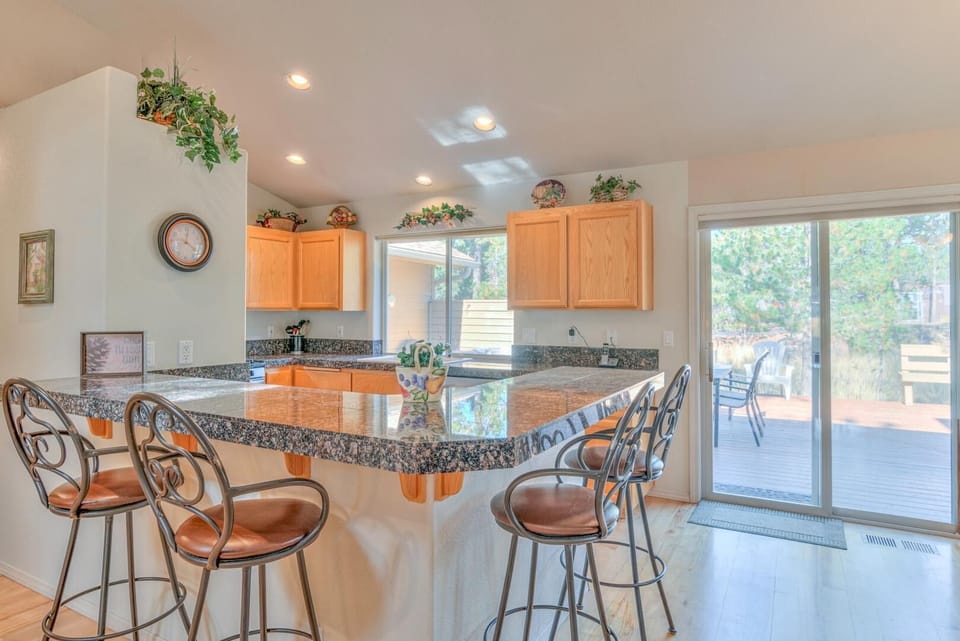 House, 2 Queen Beds (Ollalie - Unit 7) | Private kitchen