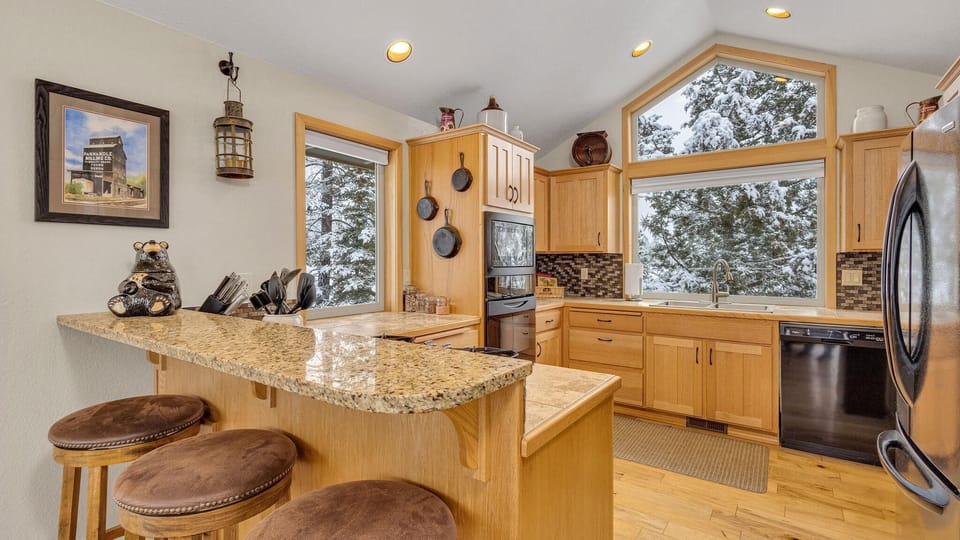 House, Multiple Beds (Vine Maple - Unit 30) | Private kitchen | Dining tables