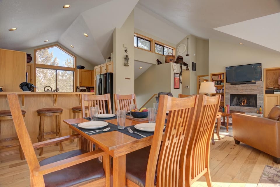 House, Multiple Beds (Vine Maple - Unit 30) | Dining
