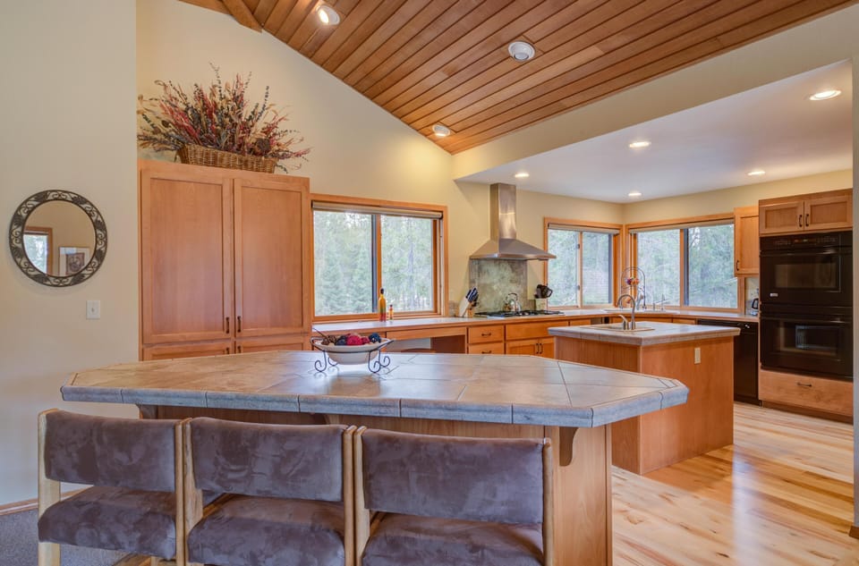House, Multiple Beds (Jackpine - Unit 6) | Private kitchen | Dining tables