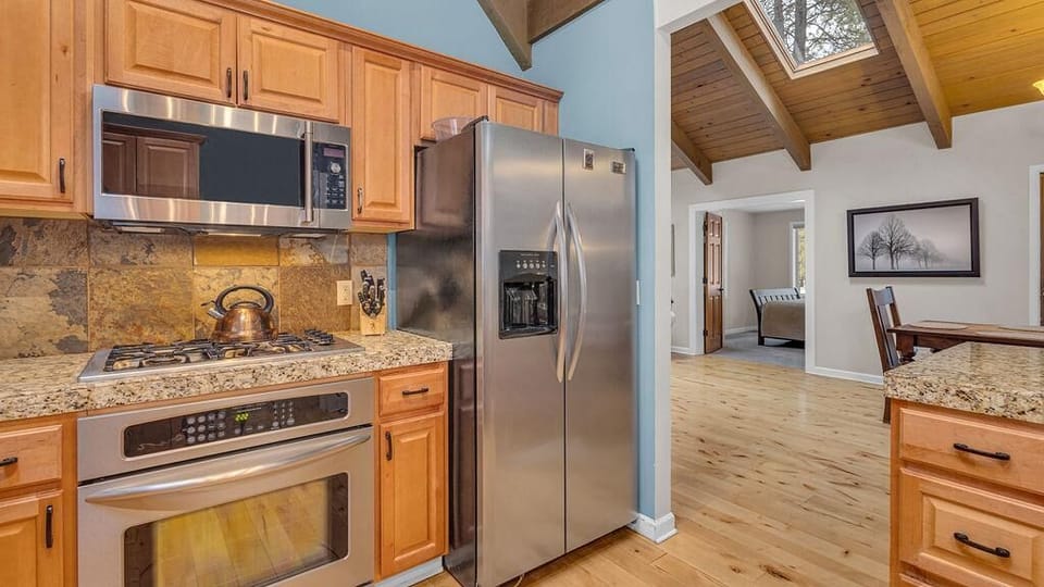 House, Multiple Beds (Quartz Mountain - Unit 1) | Private kitchen