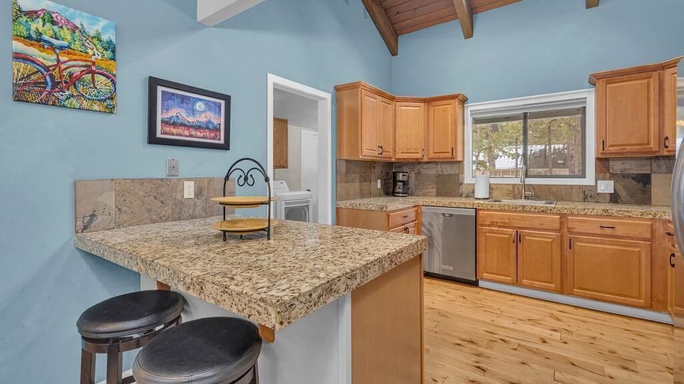 House, Multiple Beds (Quartz Mountain - Unit 1) | Private kitchen