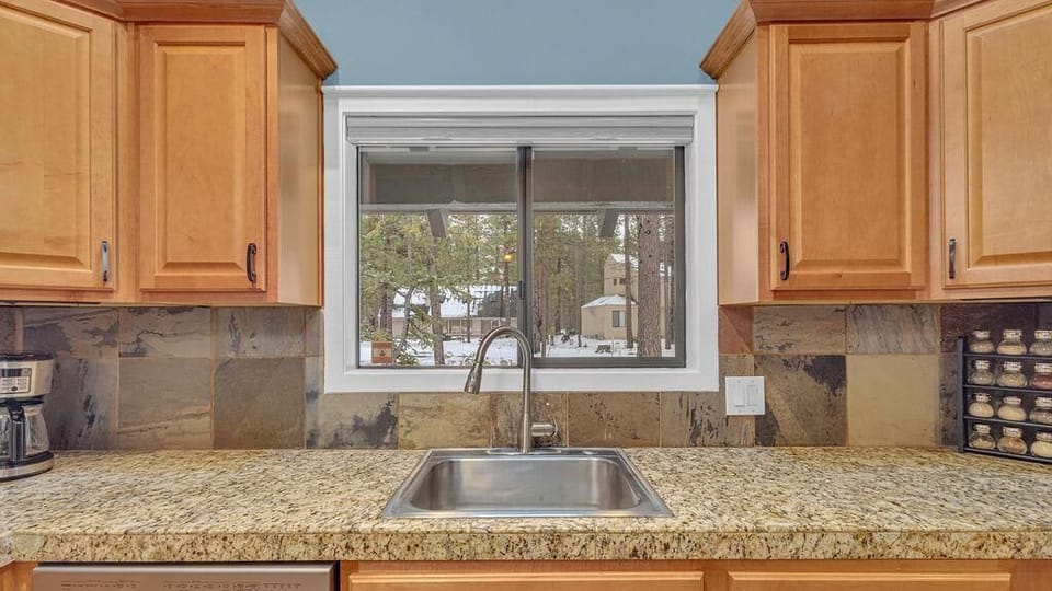 House, Multiple Beds (Quartz Mountain - Unit 1) | Interior