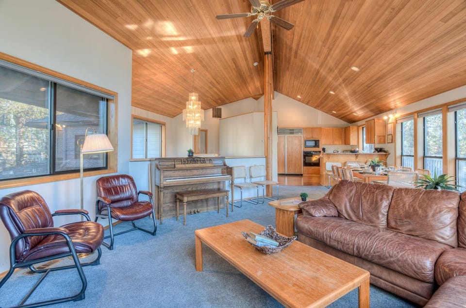 House, Multiple Beds, Mountain View (White Elm - Unit 31) | Living area | TV