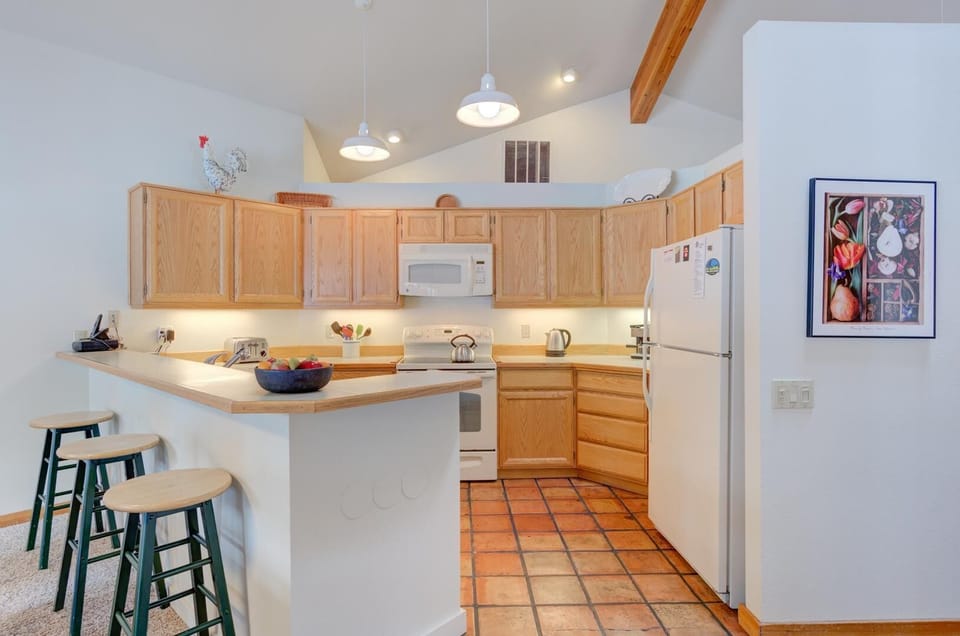 House, Multiple Beds (Awbrey - Unit 7) | Private kitchen