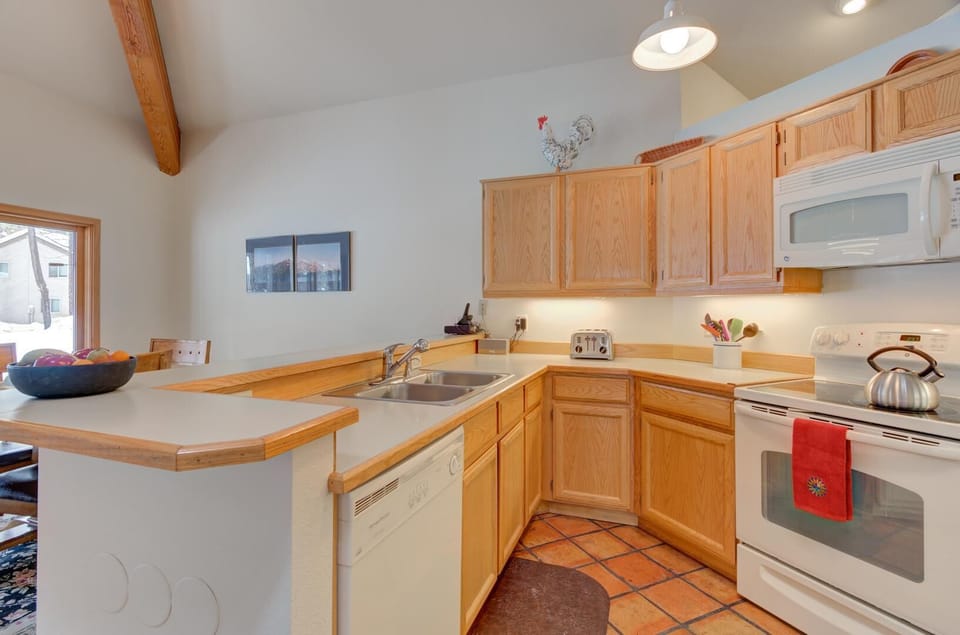 House, Multiple Beds (Awbrey - Unit 7) | Private kitchen