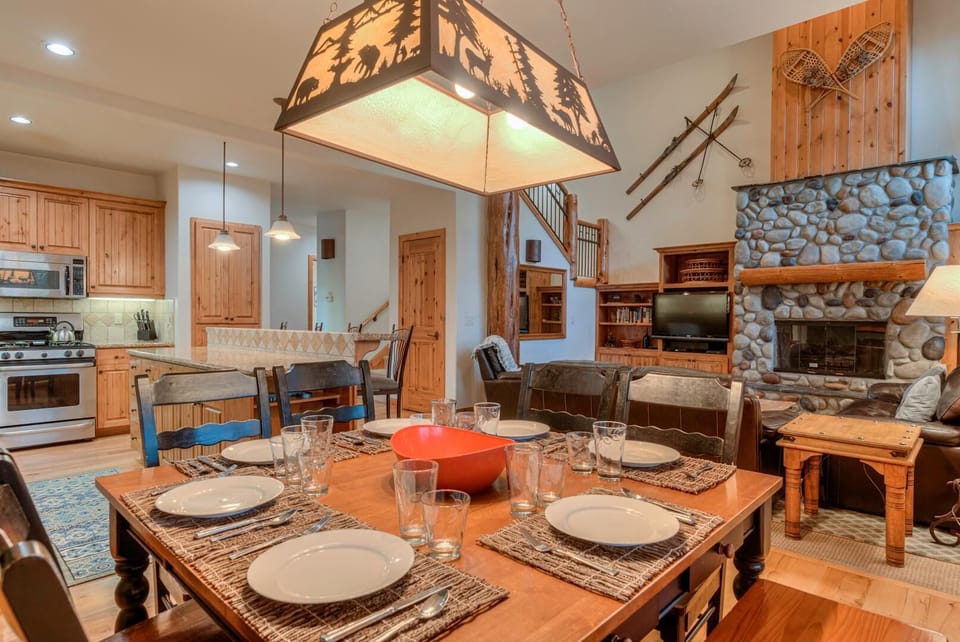 Condo, Multiple Beds (Aquila Lodge - Unit 5) | Dining