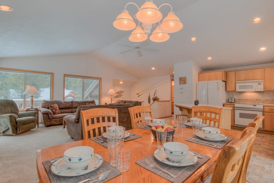 House, Multiple Beds (Warbler - Unit 15) | Dining