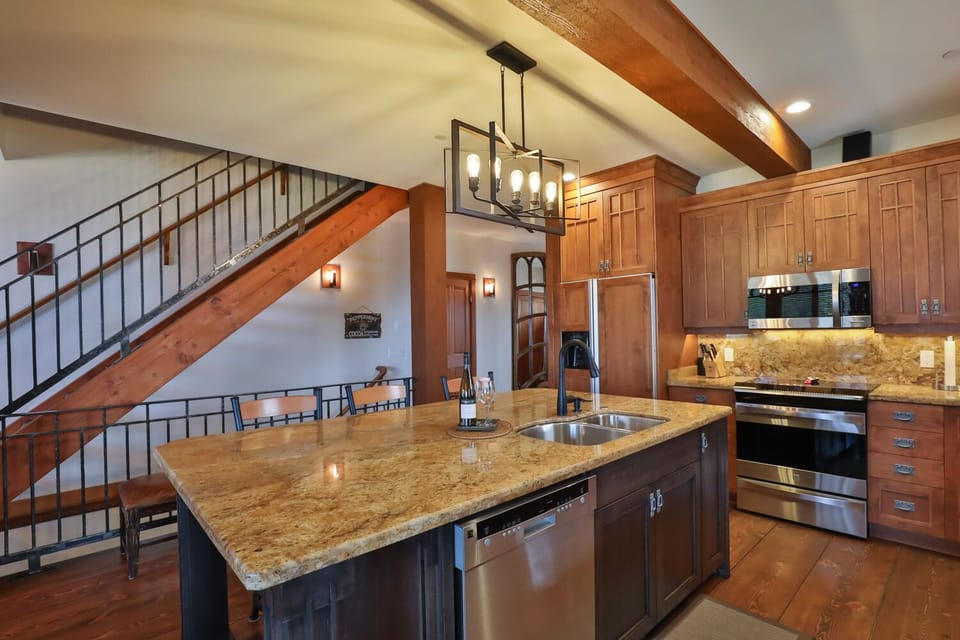 Including a built in espresso/coffee maker, wine fridge and a Keurig ! 