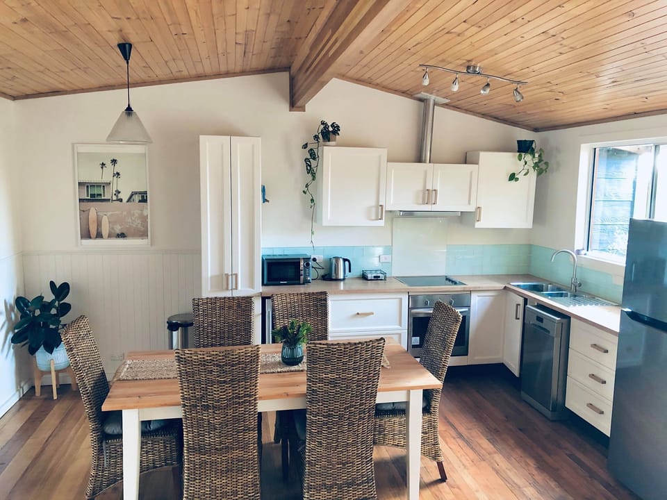 House, 1 Bedroom | Private kitchen | Full-size fridge, microwave, oven, stovetop