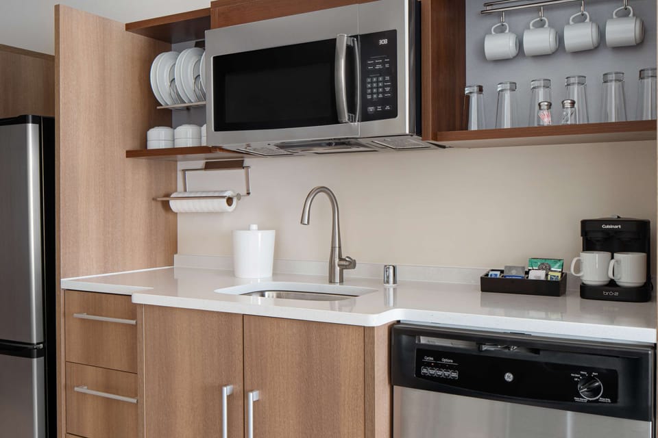 Coffee/tea maker, full-size fridge, microwave, dishwasher