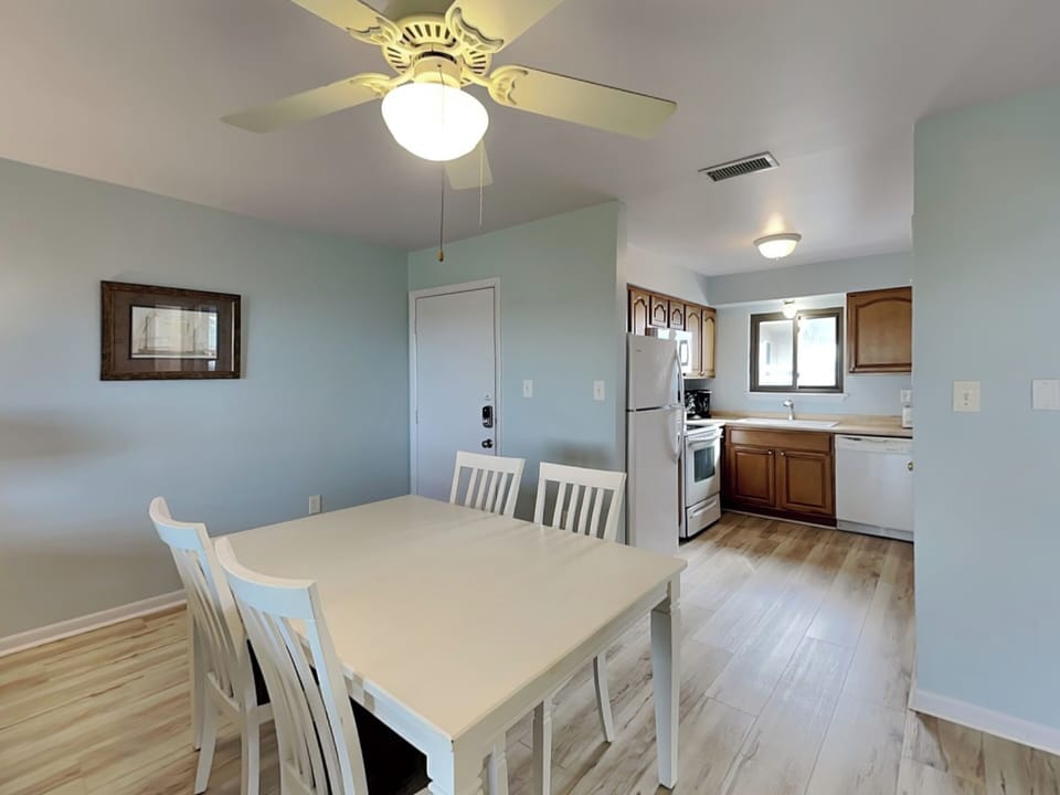 Dining Area w. Seating for 4
