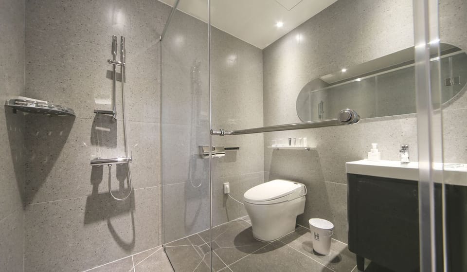 Suite | Bathroom | Shower, designer toiletries, hair dryer, bathrobes