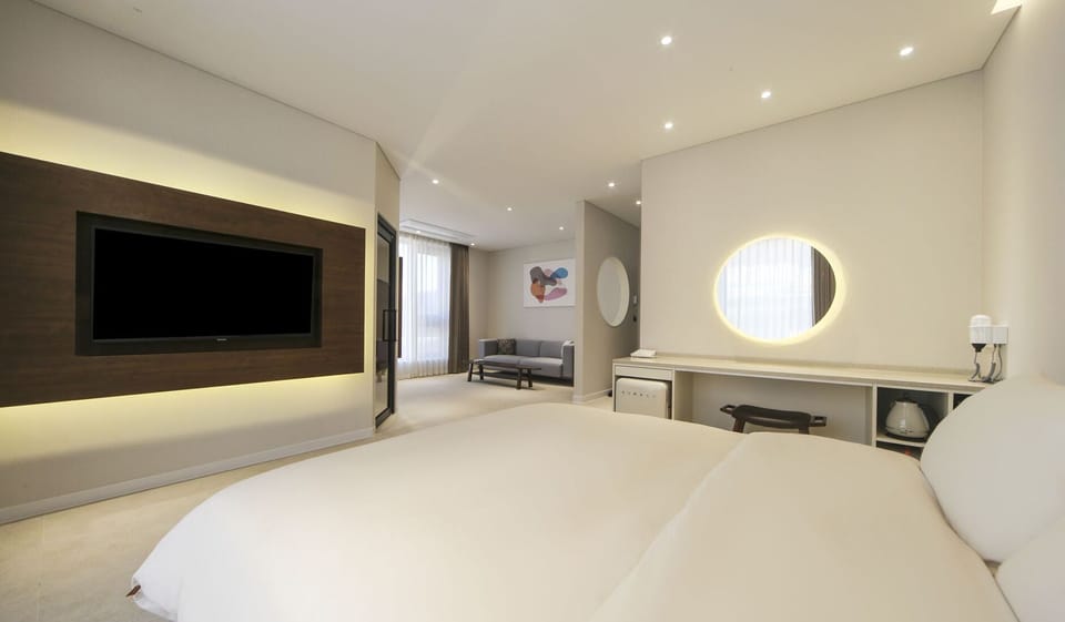 Suite | Premium bedding, down comforters, in-room safe, blackout drapes
