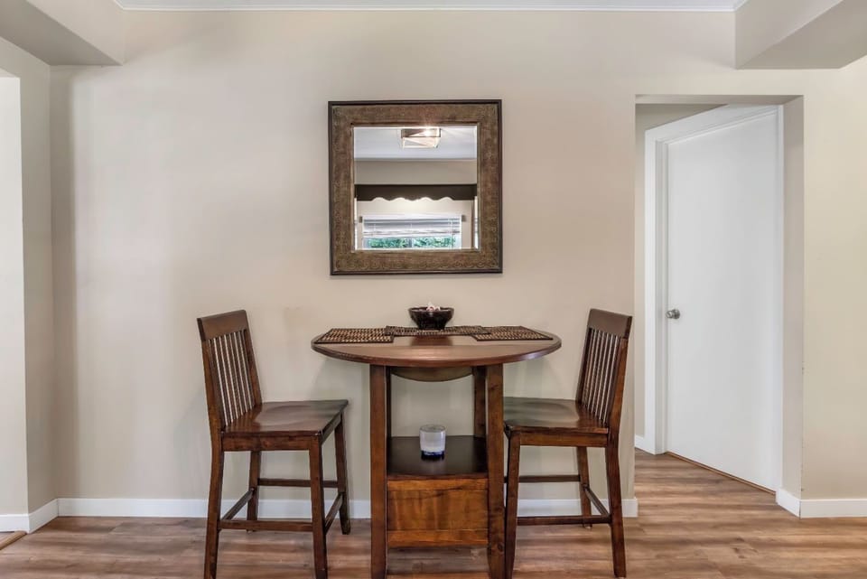 Kitchen eating area