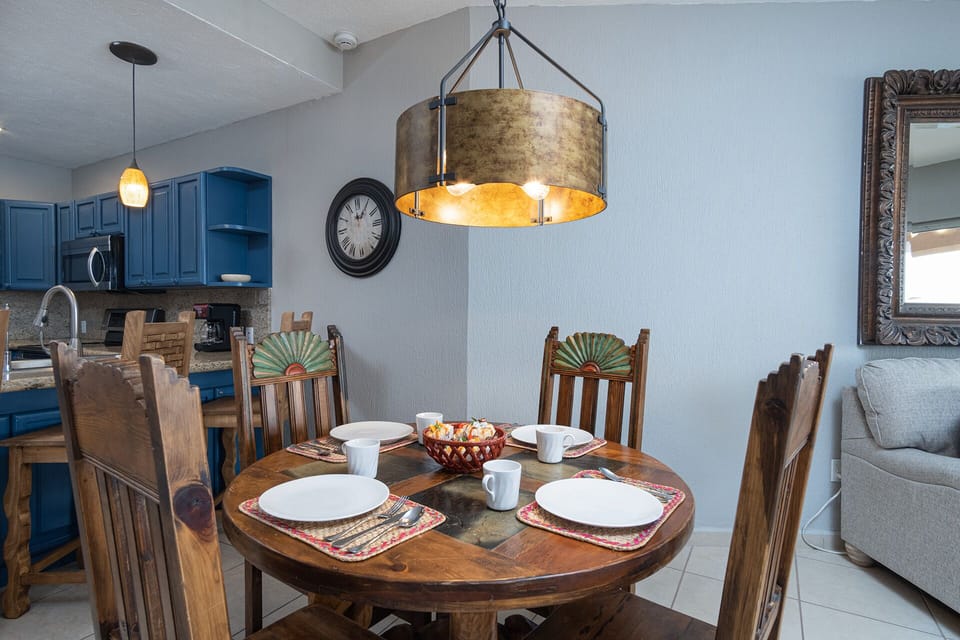 Dining table detail