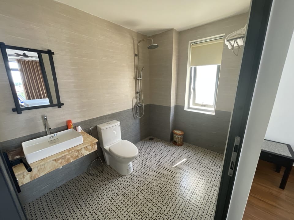 Shower, rainfall showerhead, free toiletries, hair dryer